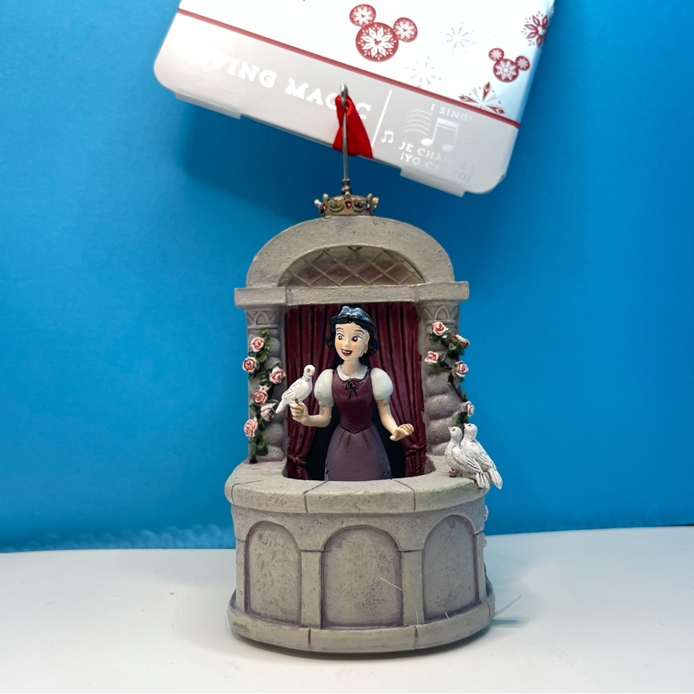 SINGING SNOW WHITE DISNEY ORNAMENT BNIB